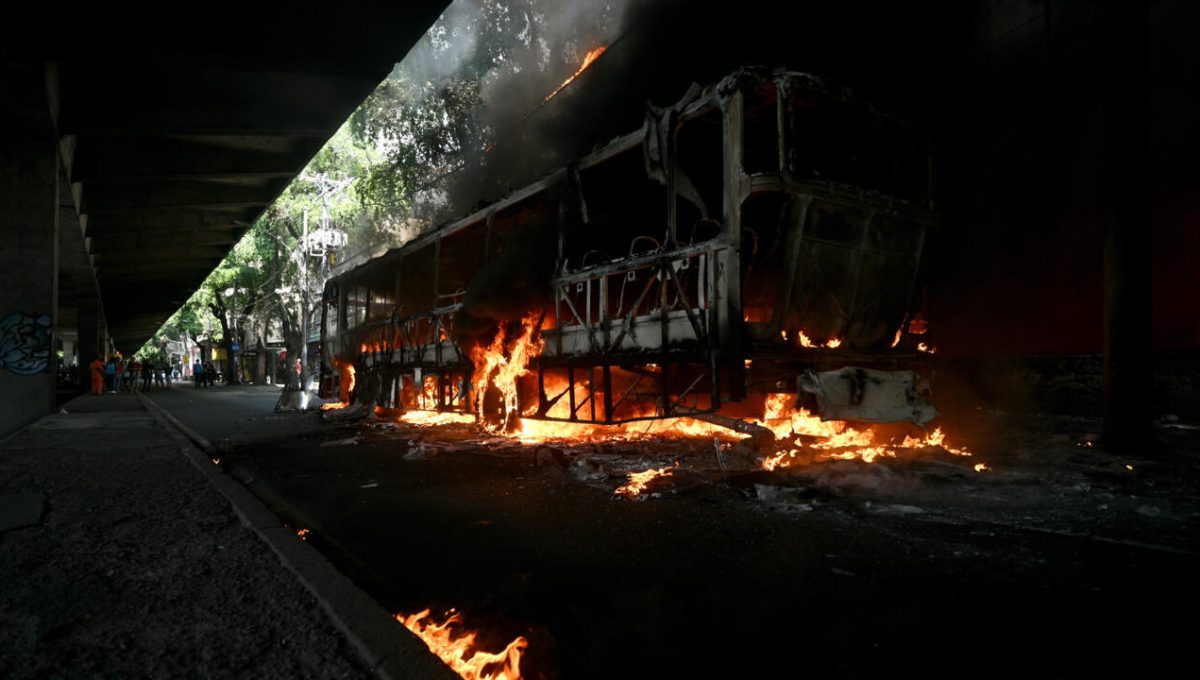 Criminalidade no Rio: Ônibus Incendiados Aumentam o Caos