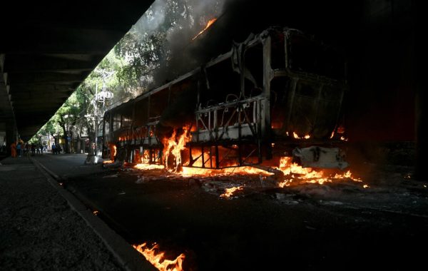 Criminalidade no Rio: Ônibus Incendiados Aumentam o Caos