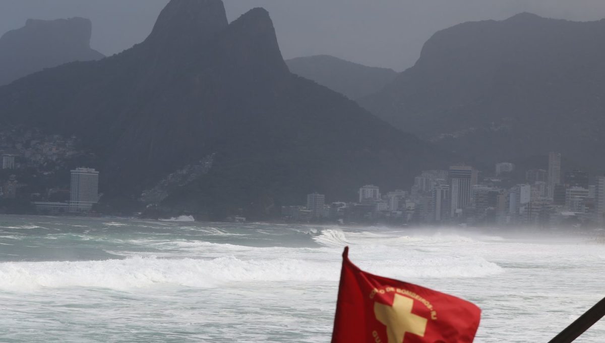 Chuva Forte Atinge Rio de Janeiro: Alagamentos e Alerta da Marinha