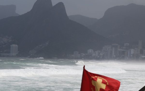 Chuva Forte Atinge Rio de Janeiro: Alagamentos e Alerta da Marinha