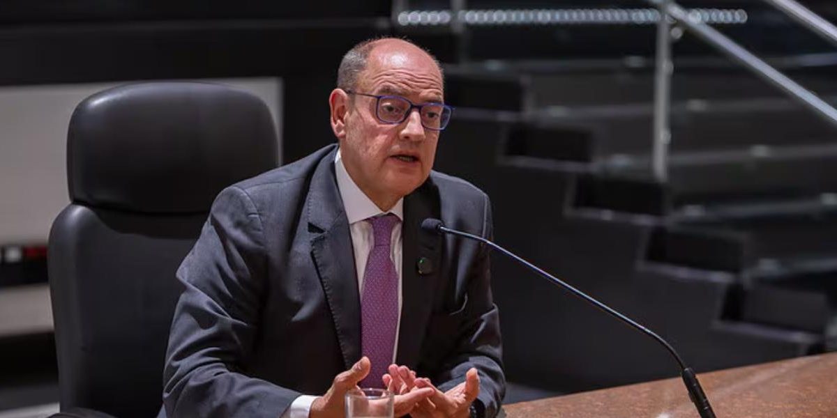 Governador Interino do RJ Promove Cortes Administrativos