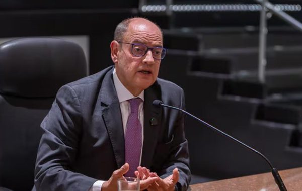 Governador Interino do RJ Promove Cortes Administrativos